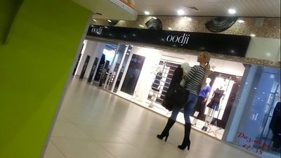 Pulcino figo nel supermercato.