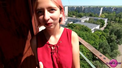 Studentessa sensuale succhia uno sconosciuto nell'Outback - Sborra sulla sua faccia